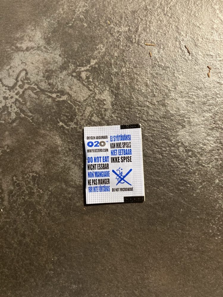 Oxygen absorbers